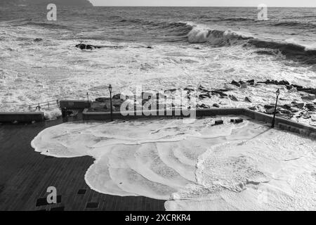 Ein düsterer Tag mit rauem Meer, ein Himmel mit Wolken in Genua Boccadasse, Schwarzweißfoto, Italien Stockfoto