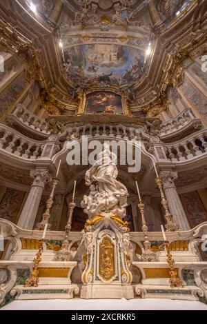 GENUA, ITALIEN, 14. OKTOBER. 2023: Der Altar des Oratoriums St. Philipp (San Filippo) im historischen Zentrum von Genua, Italien Stockfoto