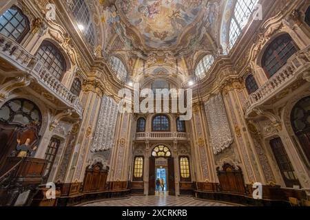 GENUA, ITALIEN, 14. OKTOBER. 2023 - das Innere des Oratoriums St. Philipp (San Filippo) im historischen Zentrum von Genua, Italien Stockfoto