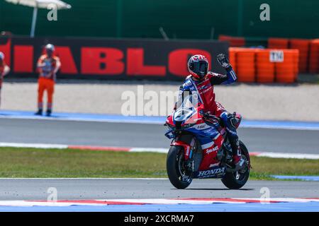 Iker Lecuona vom Team HRC mit Honda CBR1000 RR-R feiert während der FIM SBK Superbike World Championship Pirelli Emilia-Romagna Round - Superpole Race auf dem Misano World Circuit in Misano Adriatico. Stockfoto