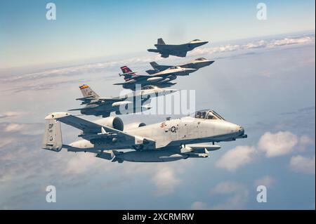 Eine Formation von Flugzeugen der U.S. Air Force, darunter ein A-10 Warthog und F-16 Fighting Falcon aus dem Air National Guard Air Force Reserve Test Center, Stockfoto