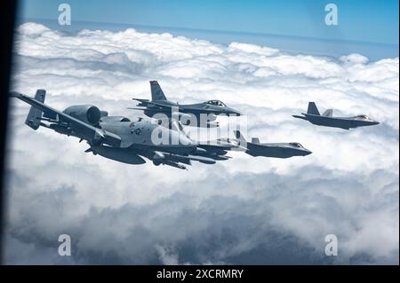 Eine Formation von Flugzeugen der U.S. Air Force, darunter ein A-10 Warthog und F-16 Fighting Falcon aus dem Air National Guard Air Force Reserve Test Center, Stockfoto
