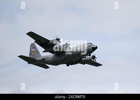 Eine C-130 Hercules der US Air Force, die dem 133. Luftbrücke der Minnesota Air National Guard zugeordnet ist, startet von der Joint Base Elmendorf-Richardson, Alas Stockfoto