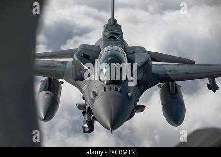 Eine KC-135 Stratotanker-Besatzung der U.S. Air Force vom 101st Air Betankungsflügel, Maine Air National Guard, betankt die Luft mit einem Kampfflugzeug Stockfoto