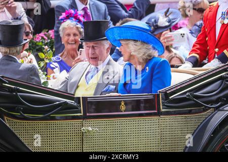 Ascot, Berkshire, Großbritannien. Juni 2024. König Karl III. Und Königin Camilla kommen in einer Kutsche mit dem Herzog und der Herzogin von Wellington an. Die königliche Prozession mit Mitgliedern der königlichen Familie und ihren Gästen in Kutschen durchquert den Paradering in Royal Ascot am 1. Tag der Pferderennveranstaltung. Royals und eingeladene Gäste mischen sich dann auf dem Rasen, bevor es zum königlichen Gehege geht. Quelle: Imageplotter/Alamy Live News Stockfoto