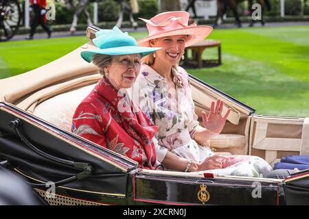 Ascot, Berkshire, Großbritannien. Juni 2024. Anne, die Prinzessin Royal mit Lady Gabriella Kingston in einer Kutsche mit Peter Phillips und John Warren. Die königliche Prozession mit Mitgliedern der königlichen Familie und ihren Gästen in Kutschen durchquert den Paradering in Royal Ascot am 1. Tag der Pferderennveranstaltung. Royals und eingeladene Gäste mischen sich dann auf dem Rasen, bevor es zum königlichen Gehege geht. Quelle: Imageplotter/Alamy Live News Stockfoto