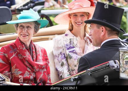 Ascot, Berkshire, Großbritannien. Juni 2024. Anne, die Prinzessin Royal mit Lady Gabriella Kingston in einer Kutsche mit Peter Phillips und John Warren. Die königliche Prozession mit Mitgliedern der königlichen Familie und ihren Gästen in Kutschen durchquert den Paradering in Royal Ascot am 1. Tag der Pferderennveranstaltung. Royals und eingeladene Gäste mischen sich dann auf dem Rasen, bevor es zum königlichen Gehege geht. Quelle: Imageplotter/Alamy Live News Stockfoto