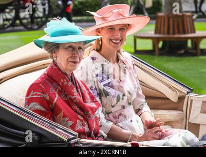 Ascot, Berkshire, Großbritannien. Juni 2024. Anne, die Prinzessin Royal mit Lady Gabriella Kingston in einer Kutsche mit Peter Phillips und John Warren. Die königliche Prozession mit Mitgliedern der königlichen Familie und ihren Gästen in Kutschen durchquert den Paradering in Royal Ascot am 1. Tag der Pferderennveranstaltung. Royals und eingeladene Gäste mischen sich dann auf dem Rasen, bevor es zum königlichen Gehege geht. Quelle: Imageplotter/Alamy Live News Stockfoto