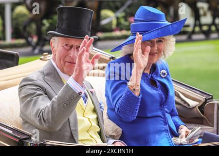 Ascot, Berkshire, Großbritannien. Juni 2024. König Karl III. Und Königin Camilla kommen in einer Kutsche mit dem Herzog und der Herzogin von Wellington an. Die königliche Prozession mit Mitgliedern der königlichen Familie und ihren Gästen in Kutschen durchquert den Paradering in Royal Ascot am 1. Tag der Pferderennveranstaltung. Royals und eingeladene Gäste mischen sich dann auf dem Rasen, bevor es zum königlichen Gehege geht. Quelle: Imageplotter/Alamy Live News Stockfoto