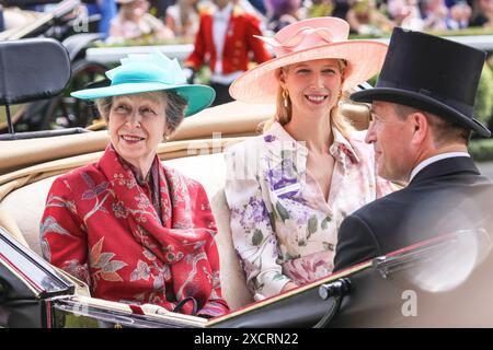 Ascot, Berkshire, Großbritannien. Juni 2024. Anne, die Prinzessin Royal mit Lady Gabriella Kingston in einer Kutsche mit Peter Phillips und John Warren. Die königliche Prozession mit Mitgliedern der königlichen Familie und ihren Gästen in Kutschen durchquert den Paradering in Royal Ascot am 1. Tag der Pferderennveranstaltung. Royals und eingeladene Gäste mischen sich dann auf dem Rasen, bevor es zum königlichen Gehege geht. Quelle: Imageplotter/Alamy Live News Stockfoto