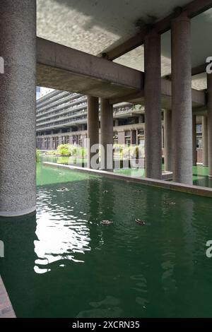 Das Barbican Estate oder Barbican ist ein Wohnkomplex mit rund 2.000 Wohnungen, Maisonetten und Häusern im Zentrum von London, England Stockfoto