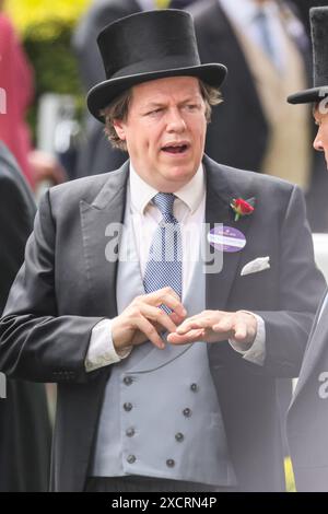 Ascot, Berkshire, Großbritannien. Juni 2024. Tom Parker Bowles. König Karl III. Und Königin Camilla werden von Zara Tindall begrüßt und treffen sich später, um geladene Gäste zu begrüßen. Die königliche Prozession mit Mitgliedern der königlichen Familie und ihren Gästen in Kutschen durchquert den Paradering in Royal Ascot am 1. Tag der Pferderennveranstaltung. Royals und eingeladene Gäste mischen sich dann auf dem Rasen, bevor es zum königlichen Gehege geht. Quelle: Imageplotter/Alamy Live News Stockfoto