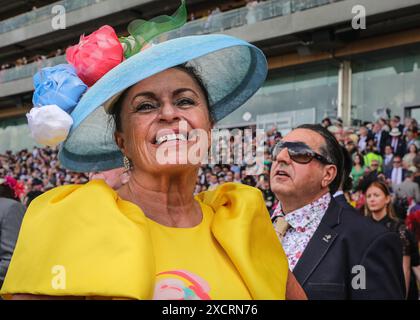 Ascot, Berkshire, Großbritannien. Juni 2024. Rennfahrer am 1. Tag von Royal Ascot auf der Ascot Racecourse. Elegante Herren in formeller Kleidung und Damen, oft in Kleidern und ausgeklügelten Hutkreationen, sind zu sehen, wie sie ankommen und sich mischen. Quelle: Imageplotter/Alamy Live News Stockfoto