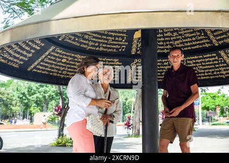 Cali, Kolumbien - 17. Juni 2024: Senioren auf dem berühmten Platz Jairo Varela. Seniorenreisekonzept. Stockfoto