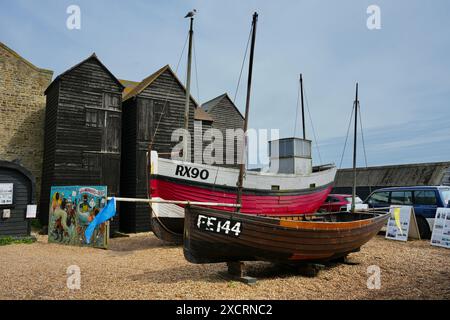 Alte Fischboote neben den Net Shops, hohe Holzschuppen, in denen die Fischer in viktorianischer Zeit Fischausrüstung lagerten. Stockfoto