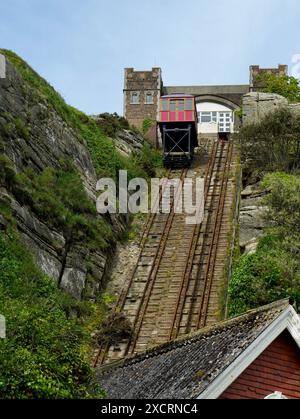 Die East Hill Cliff Railway, eine Standseilbahn aus dem frühen 20. Jahrhundert, die steilste in Großbritannien Stockfoto