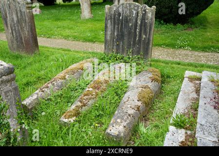 Grabsteine auf dem Friedhof der All Saints Church. Stockfoto