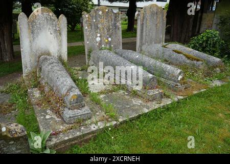 Grabsteine auf dem Friedhof der All Saints Church. Stockfoto