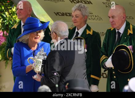 Königin Camilla präsentiert am ersten Tag von Royal Ascot auf der Ascot Racecourse, Berkshire, die Siegerverbindungen von Rosallion mit der Trophäe für St. James's Palace Stakes. Bilddatum: Dienstag, 18. Juni 2024. Stockfoto