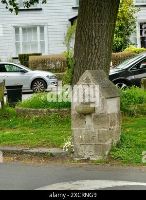 Vintage-Trinkbrunnen aus Stein, 1911 für die Krönung von König Georg V. errichtet Stockfoto