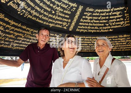 Cali, Kolumbien - 17. Juni 2024: Senioren auf dem berühmten Platz Jairo Varela. Seniorenreisekonzept. Stockfoto