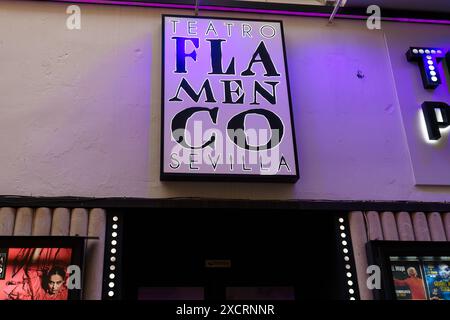 Sevilla, Spanien. Februar 2024 - Schild an der Seite des Flamenco Theaters, Teatro Pathe Stockfoto