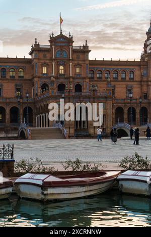 Sevilla, Spanien. 5. Februar 2024 - kleine Boote im Vordergrund an der plaza de espana. Stockfoto