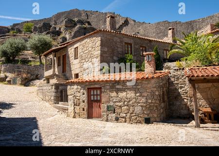 Gotische Häuser aus Stein auf einer verlassenen Gasse in Sortelha Castel. Covilha, Castelo Branco, Portugal. Stockfoto