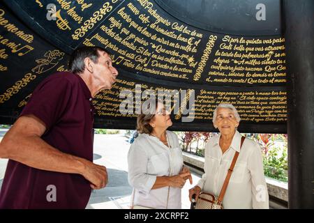 Cali, Kolumbien - 17. Juni 2024: Senioren auf dem berühmten Platz Jairo Varela. Seniorenreisekonzept. Stockfoto