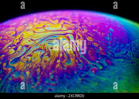 Nahaufnahme eines Makros, detaillierte Aufnahme einer Seifenblase im professionellen Studio mit schwarzem Hintergrund. Atemberaubender abstrakter Desktop in Regenbogenfarben Stockfoto