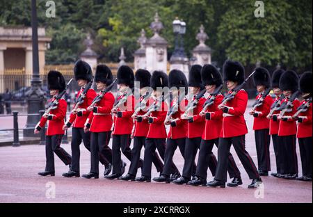 Grenadier Guards Vorbereitung auf die Route The Mall Trooping The Colour Color The Mall London 2024 Stockfoto