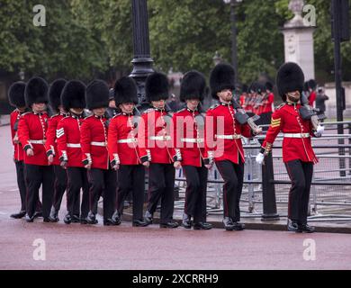 Grenadier Guards Vorbereitung auf die Route The Mall Trooping The Colour Color The Mall London 2024 Stockfoto