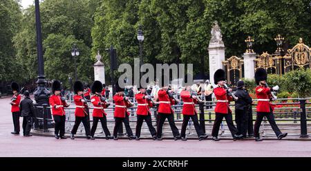 Grenadier Guards Vorbereitung auf die Route The Mall Trooping The Colour Color The Mall London 2024 Stockfoto