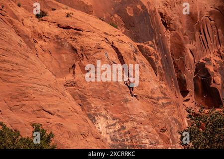 Felskletterer auf der Klippe am Highway 279 in der Nähe von Moab, Utah Stockfoto