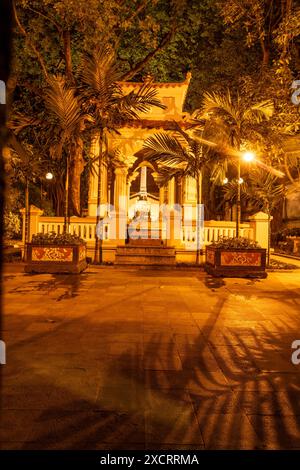 Verführerischer Nachtanblick auf King Le Thai To's Tempel, Eingang zum Schwertsee, Hanoi Altstadt, Vietnam. Stockfoto