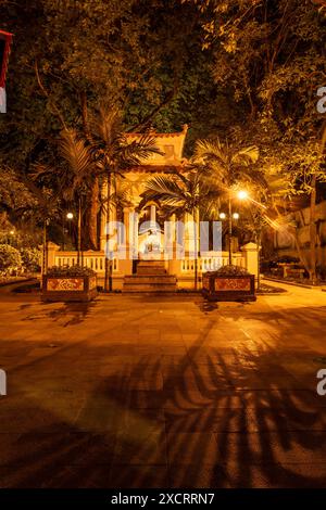 Verführerischer Nachtanblick auf King Le Thai To's Tempel, Eingang zum Schwertsee, Hanoi Altstadt, Vietnam. Stockfoto