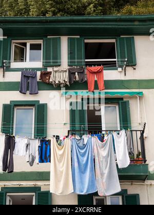 Foto aus einer alten südspanischen Stadt mit Wäsche, die an einer Schlange hängt. Stockfoto