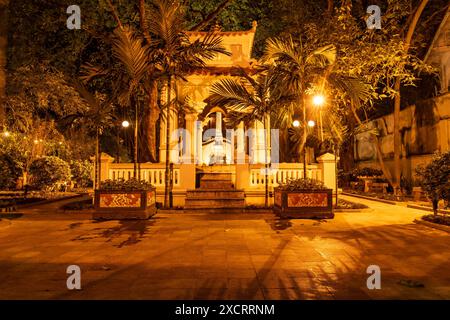 Verführerischer Nachtanblick auf King Le Thai To's Tempel, Eingang zum Schwertsee, Hanoi Altstadt, Vietnam. Entdeckung, schwer fassbar, Augen öffnend, interessant, einzigartig Stockfoto