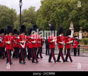 Grenadier- und irische Gardisten marschieren bei der Trooping the Colour Color the Mall London 2024 Stockfoto