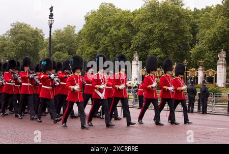 Grenadier- und irische Gardisten marschieren bei der Trooping the Colour Color the Mall London 2024 Stockfoto