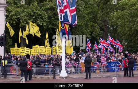 Union Jack winkt Royalisten und nicht meine King Anti-Monarchy-Demonstranten, die die Farbfarbe der Mall London 2024 bekämpfen Stockfoto