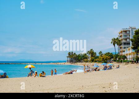 Cambrils, Spanien - 9. Juni 2024: Menschen genießen das Wetter eines sonnigen Frühlingstages am Strand Ardiaca in Cambrils, Spanien, an der sehr beliebten Costa Dorad Stockfoto