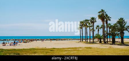 Cambrils, Spanien - 9. Juni 2024: Panoramablick auf den Strand Ardiaca in Cambrils, Spanien, an der sehr beliebten Costa Dorada Küste, im Mittelmeer Stockfoto