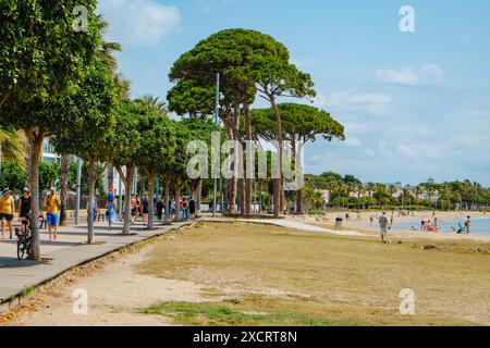 Cambrils, Spanien - 9. Juni 2024: Menschen gehen an der Passeig de Ponent Promenade in Cambrils, neben dem Strand von Ardiaca, und genießen das gute Wetter von a s Stockfoto