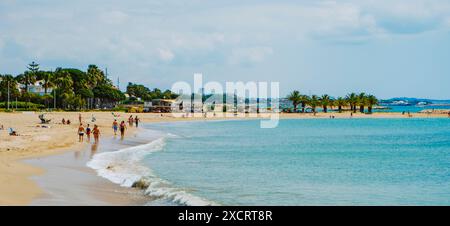 Cambrils, Spanien - 9. Juni 2024: Blick auf den Strand von Ardiaca in Cambrils, Spanien, an der beliebten Costa Dorada Küste, mit einigen Leuten, die einen sonnigen Frühling S genießen Stockfoto