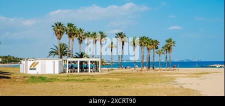 Cambrils, Spanien - 9. Juni 2024: Menschen in einem Strandrestaurant und genießen das gute Wetter am Strand Ardiaca in Cambrils, Spanien, an der beliebten Costa D Stockfoto