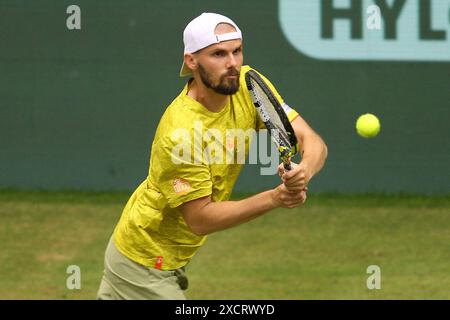 18. Juni 2024, Nordrhein-Westfalen, Halle/Westfalen: Tennis: ATP Tour Halle/Westfalen, Männer-Einzel, 1. Runde, Otte gegen Zverev (beide Deutschland), Oscar Otte im Einsatz. Foto: Claus Bergmann/dpa Stockfoto