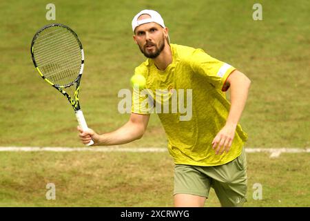 18. Juni 2024, Nordrhein-Westfalen, Halle/Westfalen: Tennis: ATP Tour Halle/Westfalen, Männer-Einzel, 1. Runde, Otte gegen Zverev (beide Deutschland), Oscar Otte im Einsatz. Foto: Claus Bergmann/dpa Stockfoto