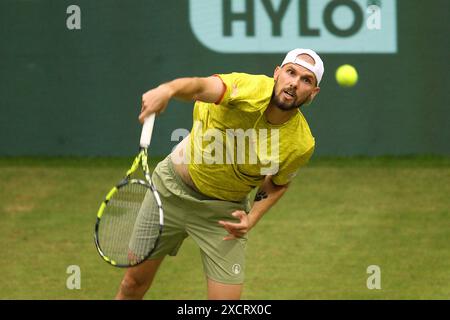 18. Juni 2024, Nordrhein-Westfalen, Halle/Westfalen: Tennis: ATP Tour Halle/Westfalen, Männer-Einzel, 1. Runde, Otte gegen Zverev (beide Deutschland), Oscar Otte im Einsatz. Foto: Claus Bergmann/dpa Stockfoto