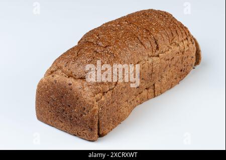 Knuspriges braunes geschnittenes Brot perspektivische Ansicht isoliert auf Studiohintergrund Stockfoto